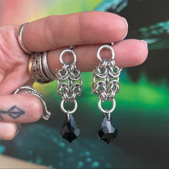 Handmade maille dangly stainless steel earrings with black austrian crystals - Picture 2 of 16